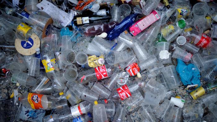 Desarrollan método de reciclaje eficiente que convierte el plástico en materia prima