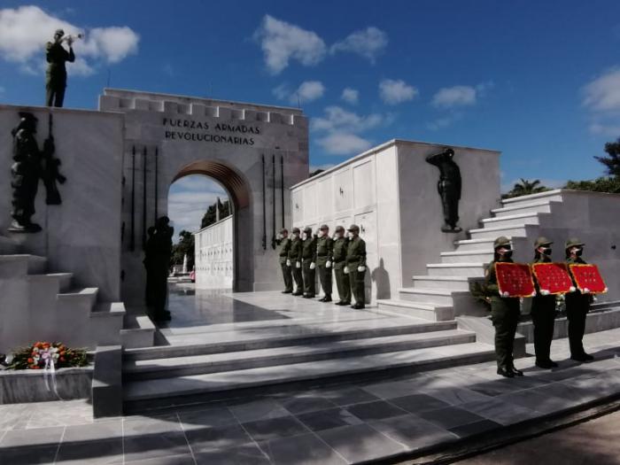 Ofrendas florales de Raúl y Díaz-Canel a tripulantes fallecidos en accidente aéreo