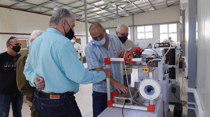 Presidente de Cuba recorre Centro de Innovación y Desarrollo del Grupo de la Electrónica