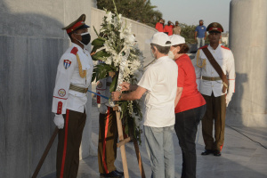 Ofrenda floral de los Trabajadores de Cuba