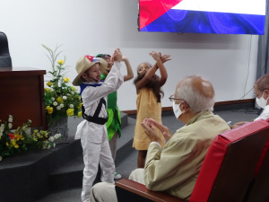 Niños junto a Leonel