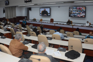 Presencia de invitados y directivos en reunión de trabajo
