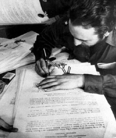 Firma Ley de Reforma Agraria