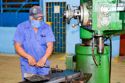 Brazos húmedos y brillantes torres