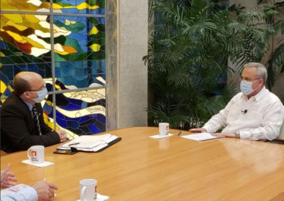 mesa redonda con Ministro de Industrias