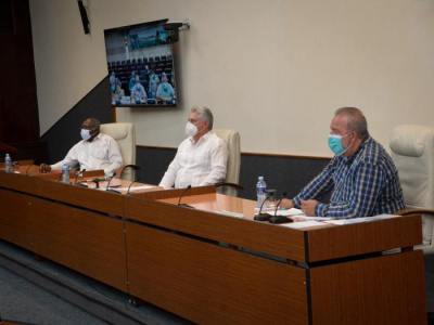 El Presidente Díaz-Canel sostuvo un encuentro con científicos y expertos que trabajan en el enfrentamiento a la COVID-19