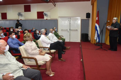 No puede marcharse hacia adelante sin mirar atrás