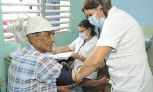 ¿Cómo se garantizan la asistencia y seguridad social en Cuba?