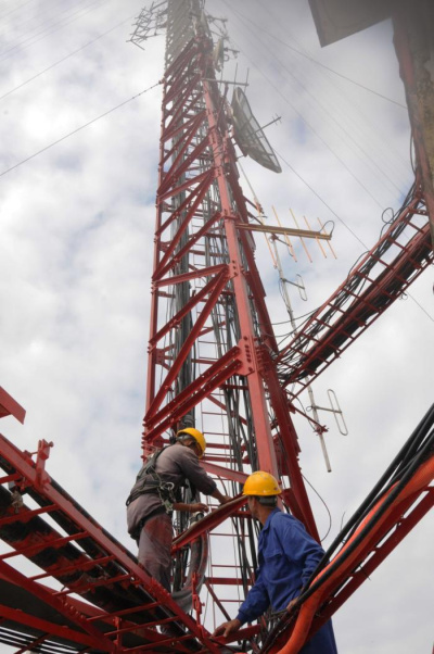 Aprueban tres Decretos-Leyes sobre las telecomunicaciones, las empresas y la seguridad social