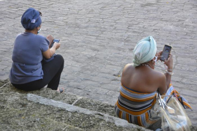 Más del 64 % de los cubanos acceden a internet, a pesar de la brecha digital y el bloqueo