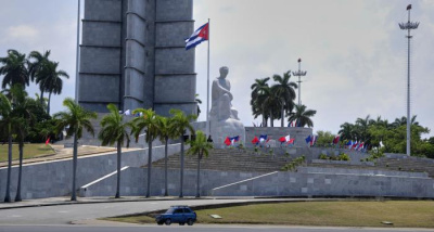 Un himno proletario brotó del alma de Cuba, vestido de miliciano