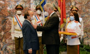 Recibe el Presidente de Vietnam la más alta condecoración que otorga Cuba 