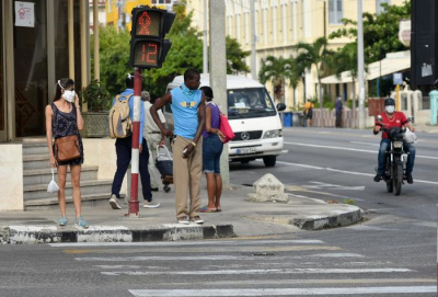Casos de COVID-19 seguirán siendo altos pese a discreta disminución