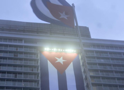 Cuba de pie en el estribo de Perucho