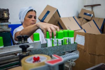 Trabajadora en la producción de desodorante Bambú