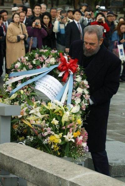 Fidel depositando una ofrenda floral ante el monumento a las víctimas del bombardeo nuclear estadounidense, ocurrido en agosto de 1945 en Japón
