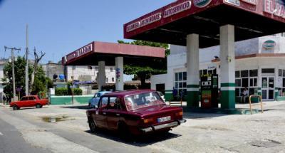 Automóvil en un servicentro de La Habana