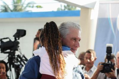 Presidente Díaz-Canel abraza a una pionera en el inicio del curso escolar 2023-2024