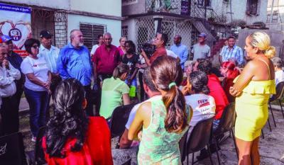 Primer ministro visita a comunidad en transformación en Holguín