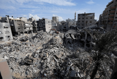 Devastación tras bombardeo israelí sobre el campo de refugiados de Bureij, en la Franja de Gaza. Foto: AP